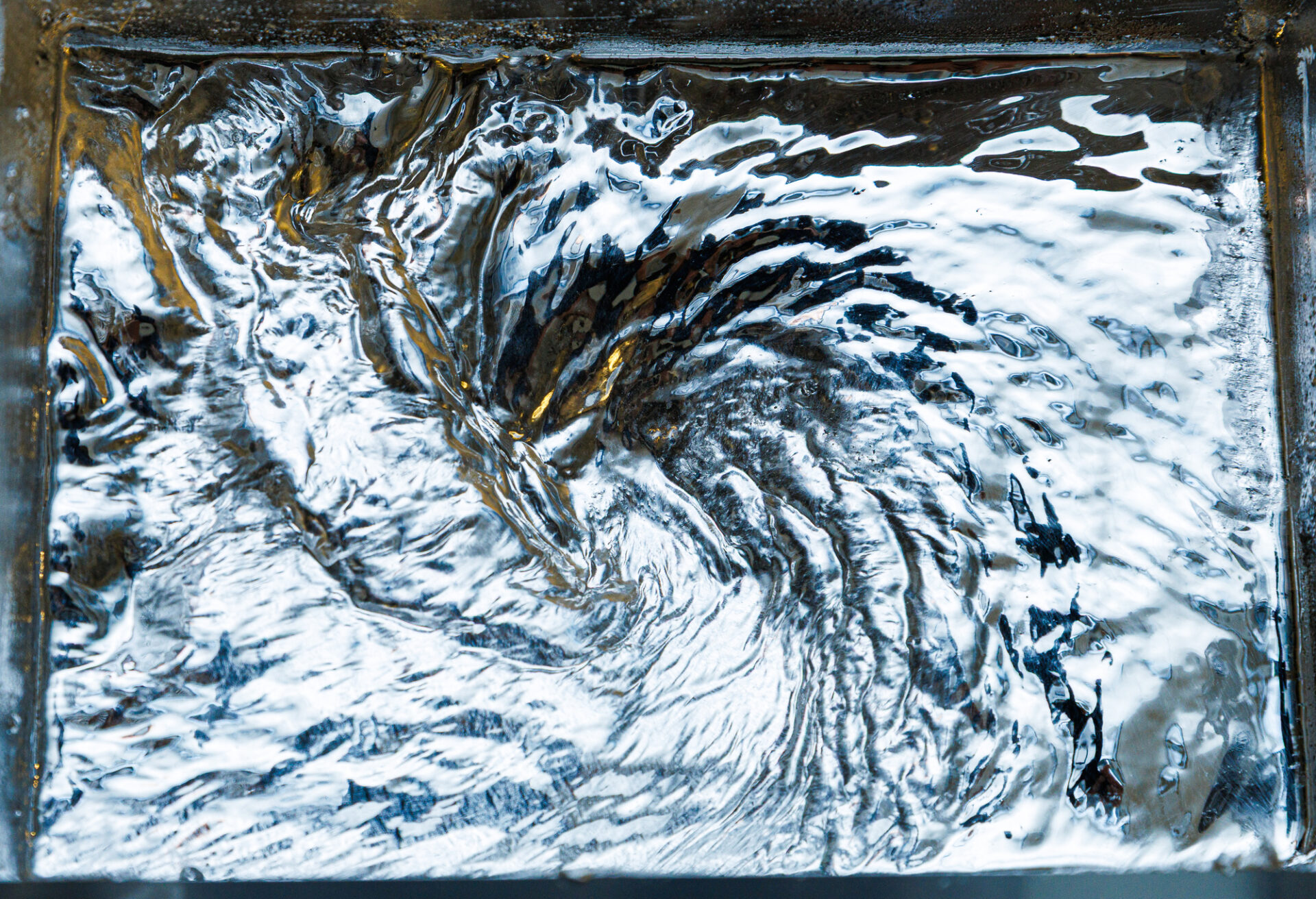 Augstas efektivitātes bezkontakta sildīšanas sistēma, kuras pamatā ir pastāvīgie magnēti metalurģijas pielietojumiem