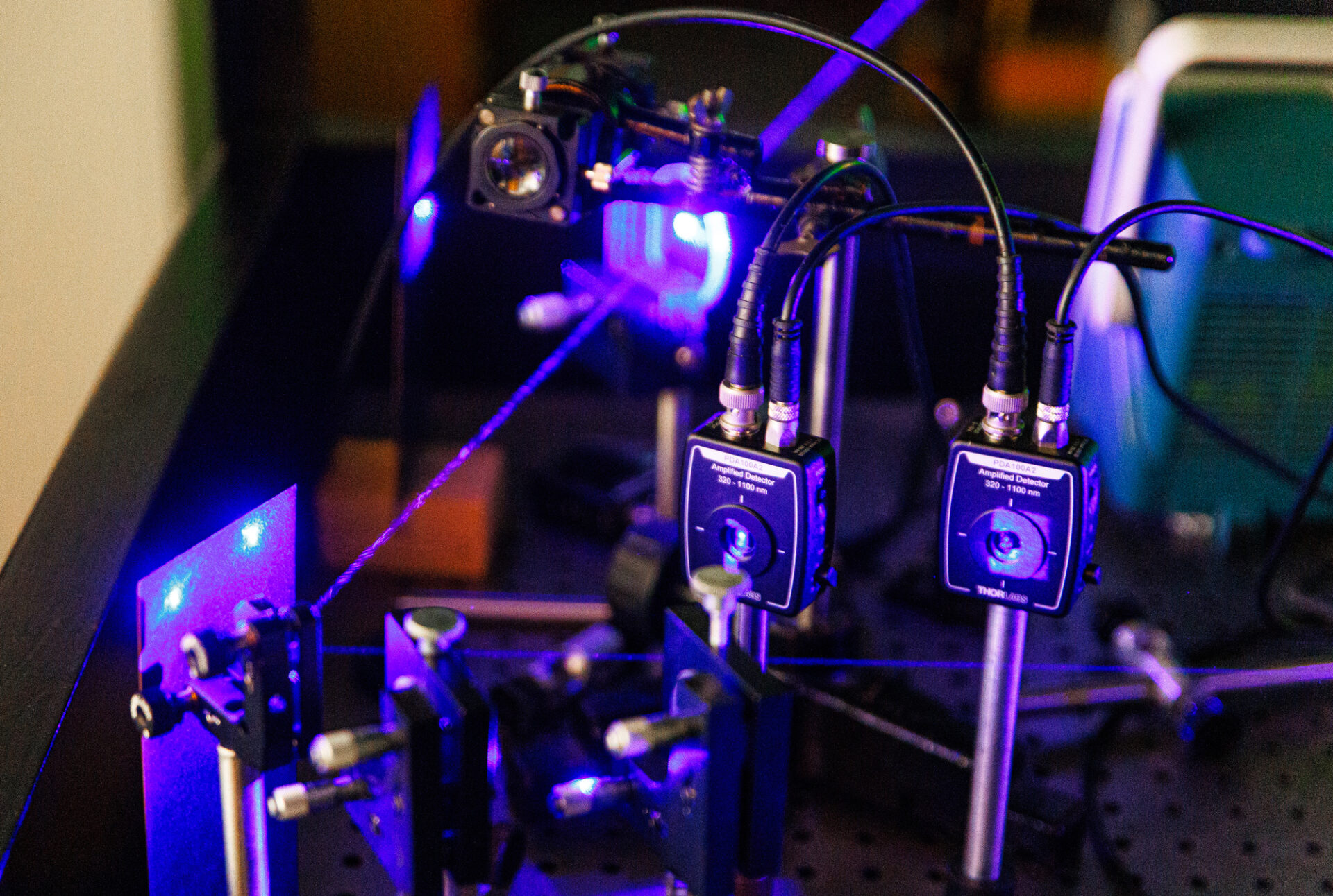 Uz references šūnas stabilizēts lāzers optisko sensoru pielietojumiem