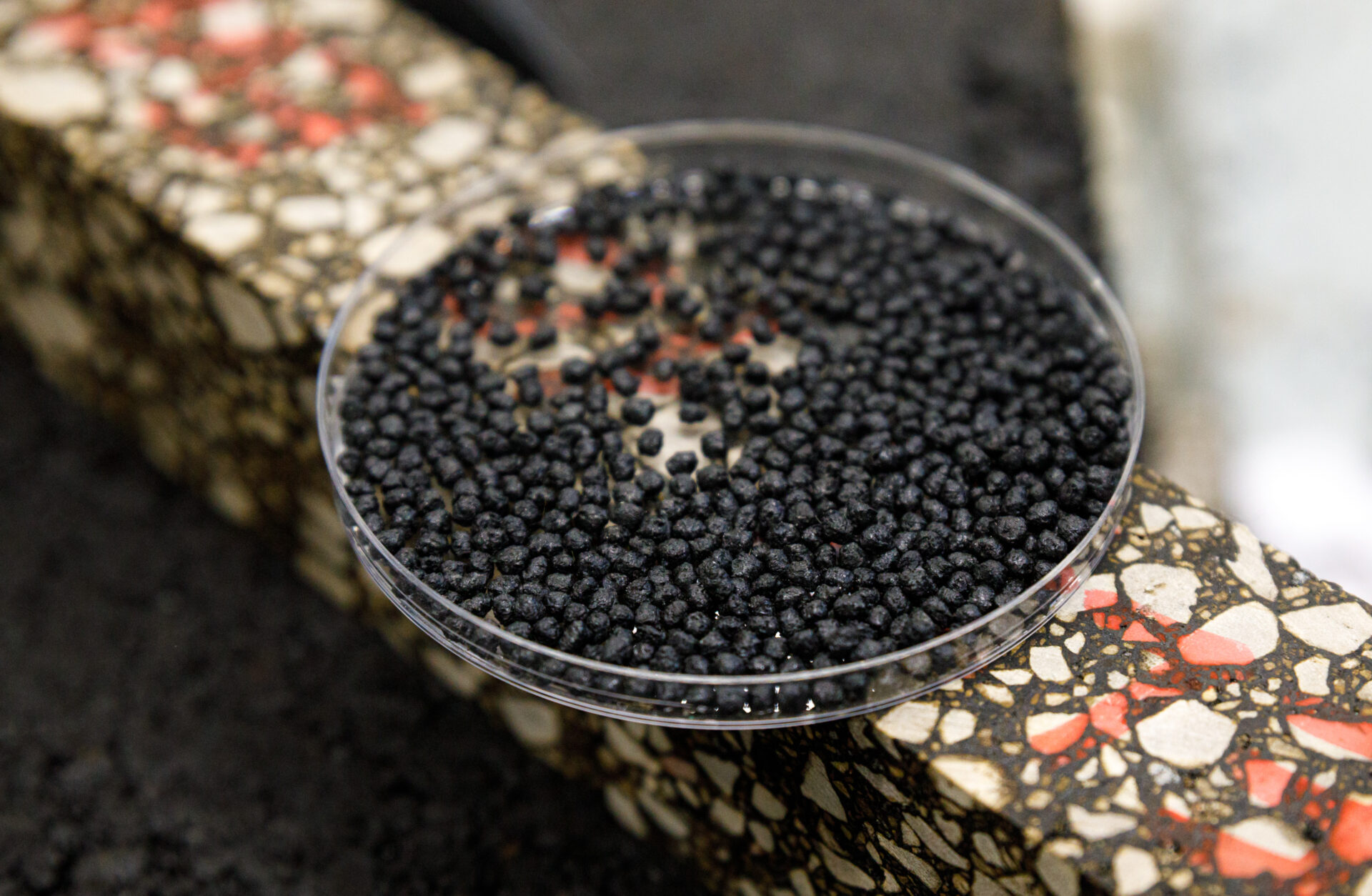 Tehnoloģija nolietotu riepu gumijas pārveidošanai par viedu piedevu asfaltbetona pārstrādes uzlabošanai (RE-TECH-ROAD)