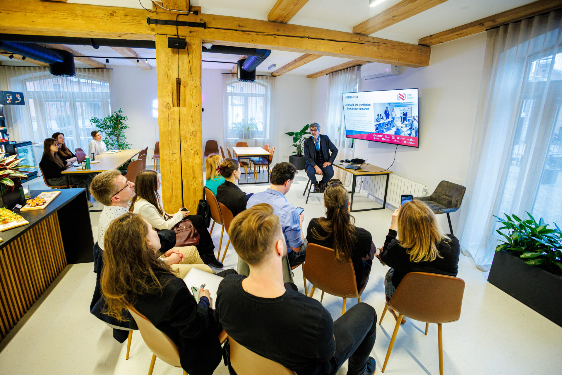 Dzīvības zinātņu komandas attīsta savus pētniecības projektus kopā ar Marco Rüedi